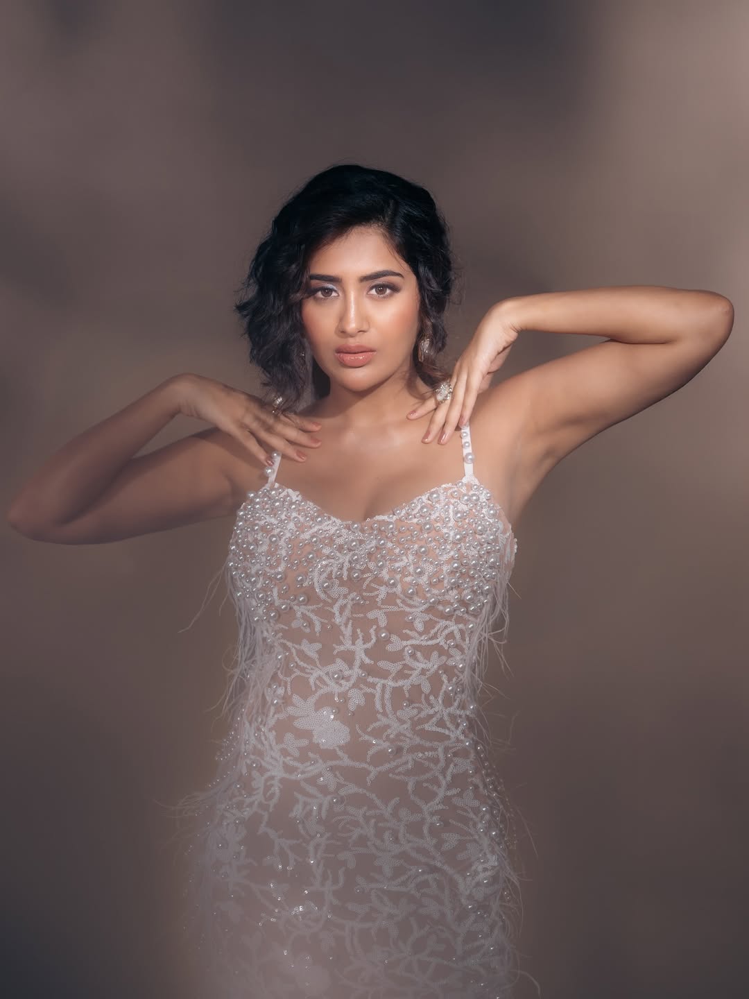 Fashion-forward charm in Shimmery Glow of Hotness, Rashi Singh latest look