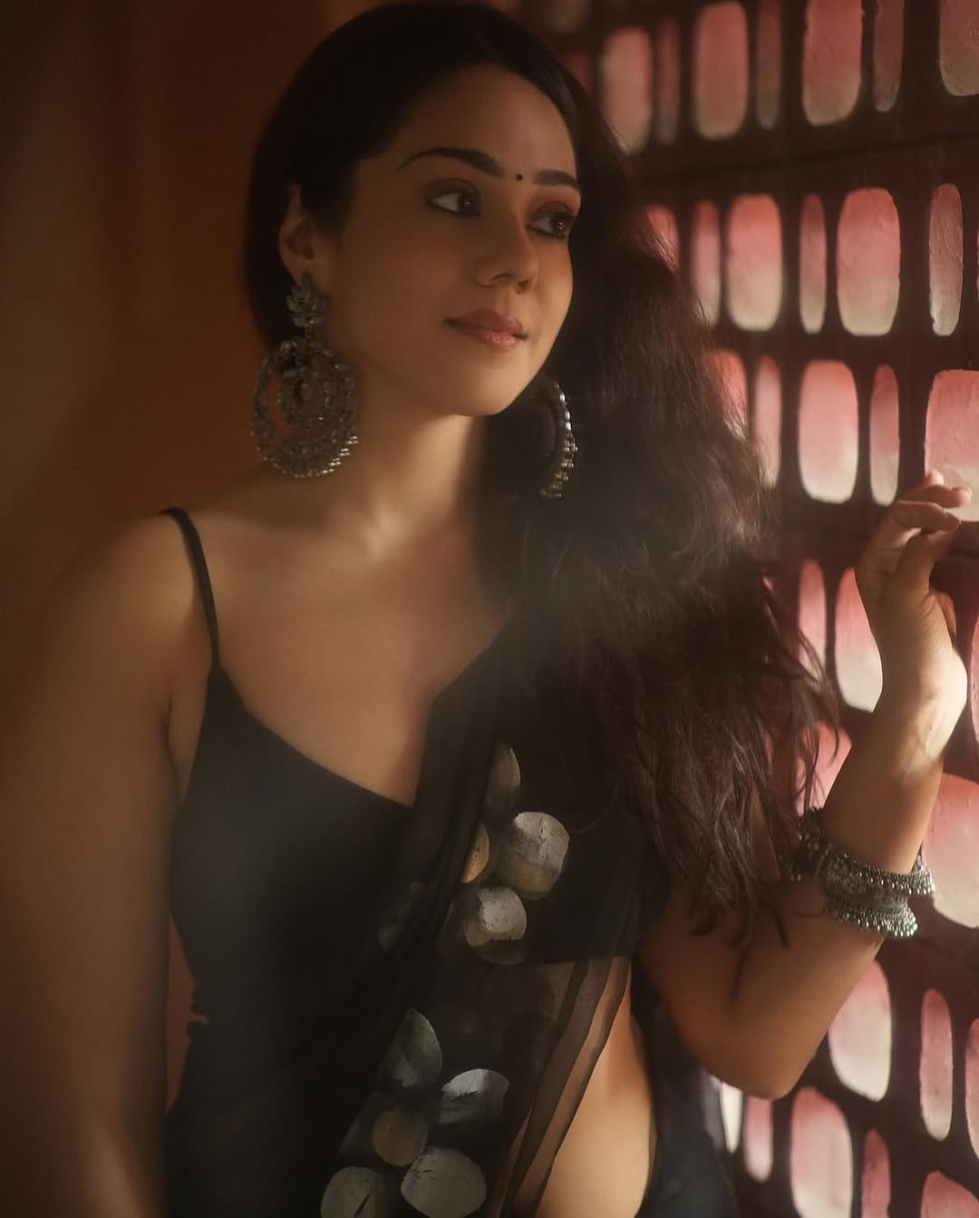 Ratnika flaunts her toned midriff in a low-draped black saree.