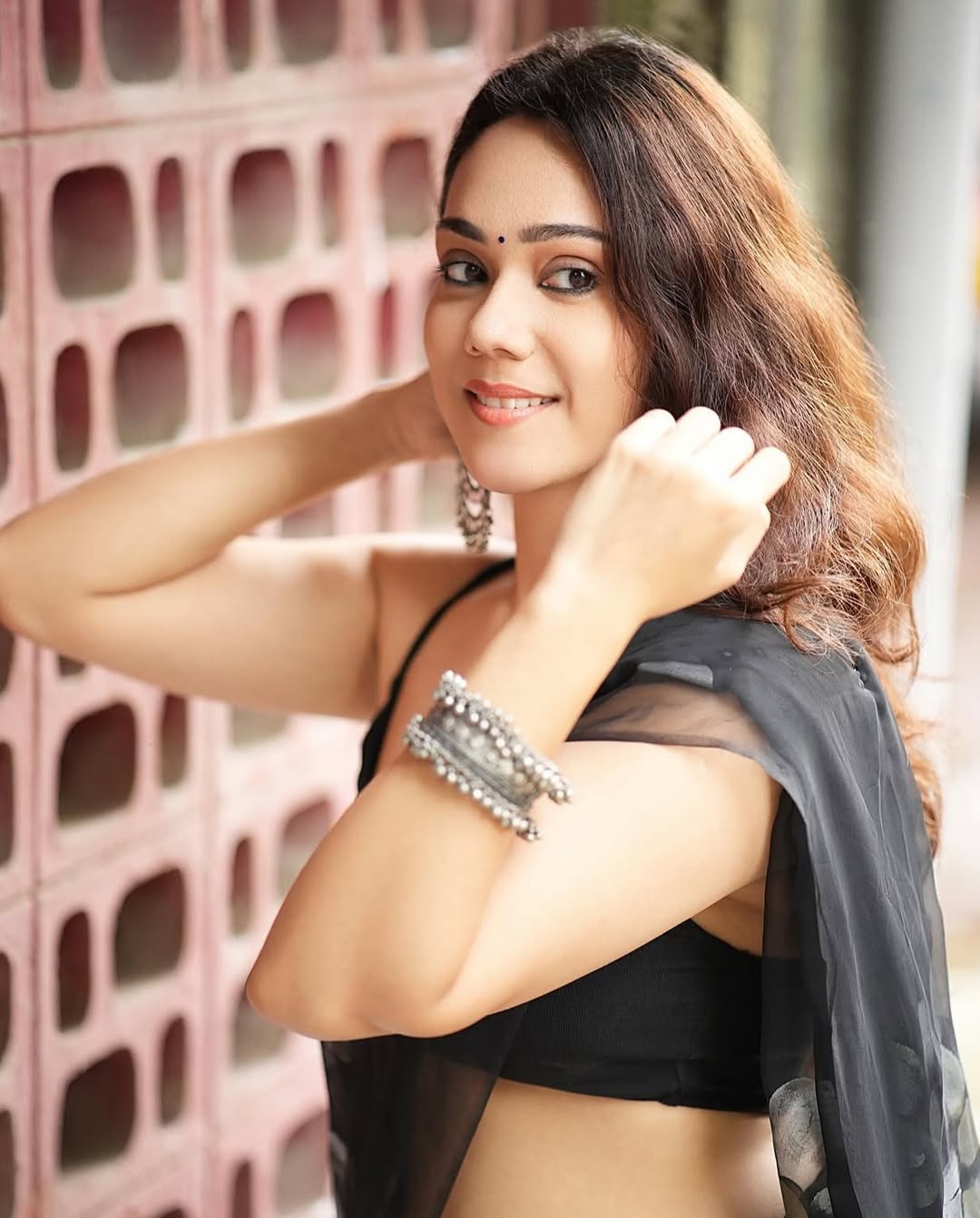 Ratnika Vyas looks absolutely sensational in a sheer black saree.