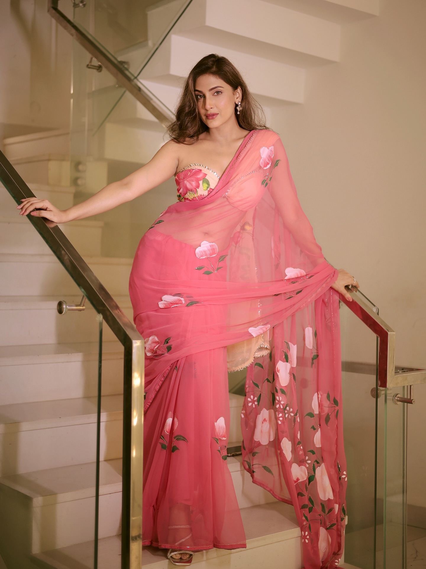 Reena Aggarwal Sizzles In Saree Glam Chic Pose