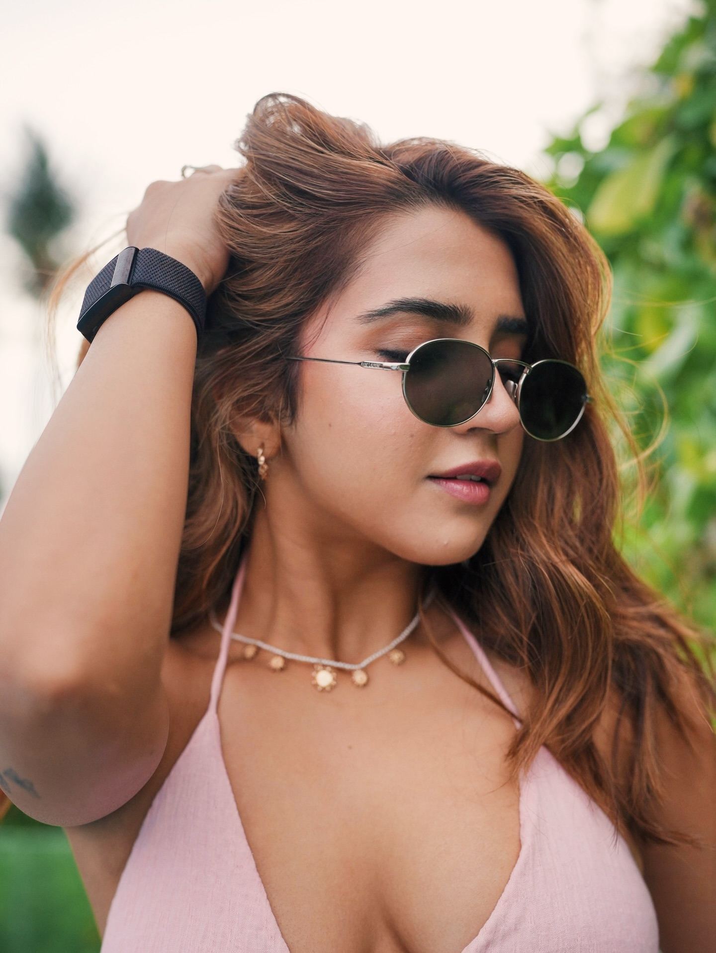 Roshni Walia Flaunts Curves In Poolside Look