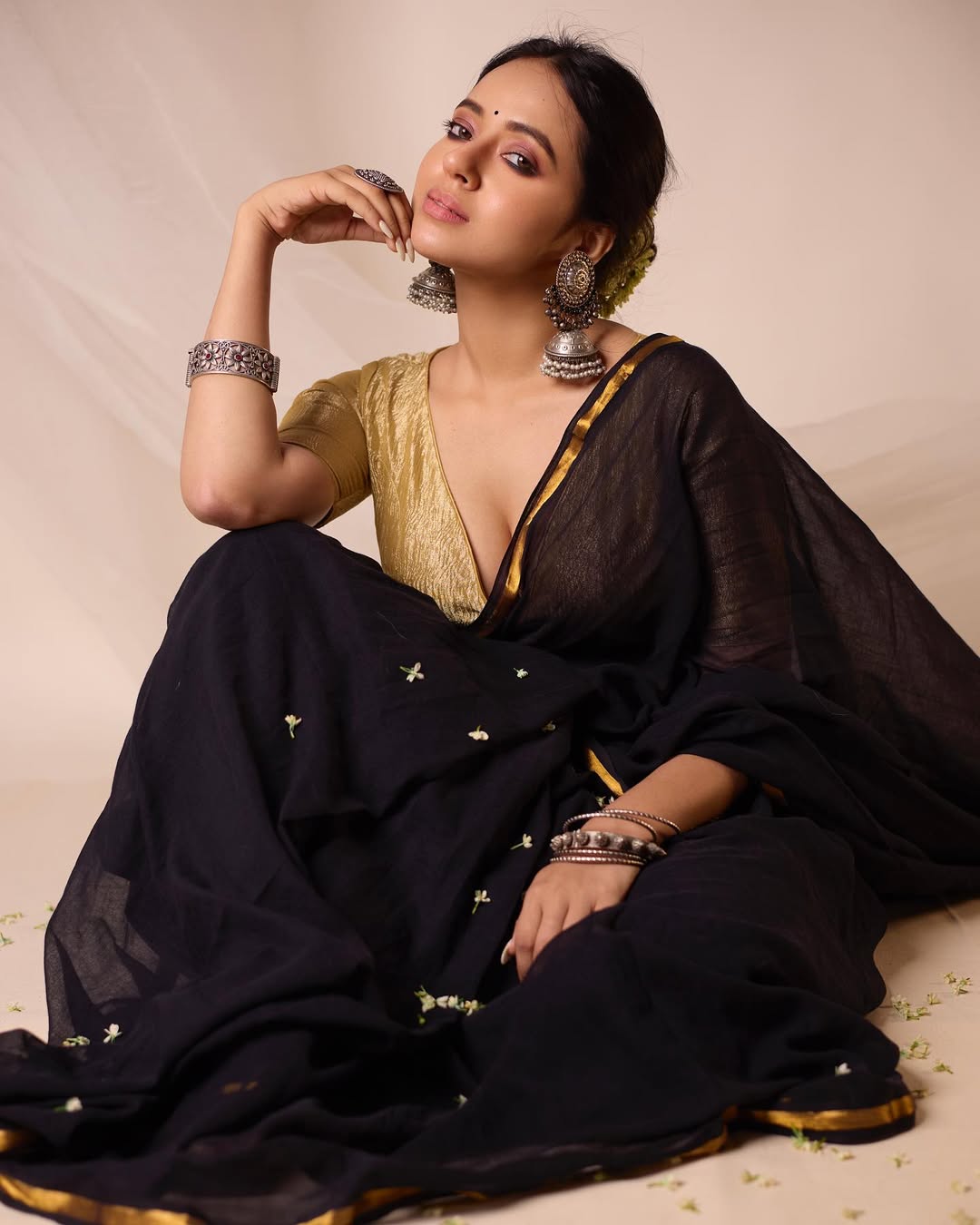 Sakhee Roy Hot Peaks blends tradition with stylish bold appeal