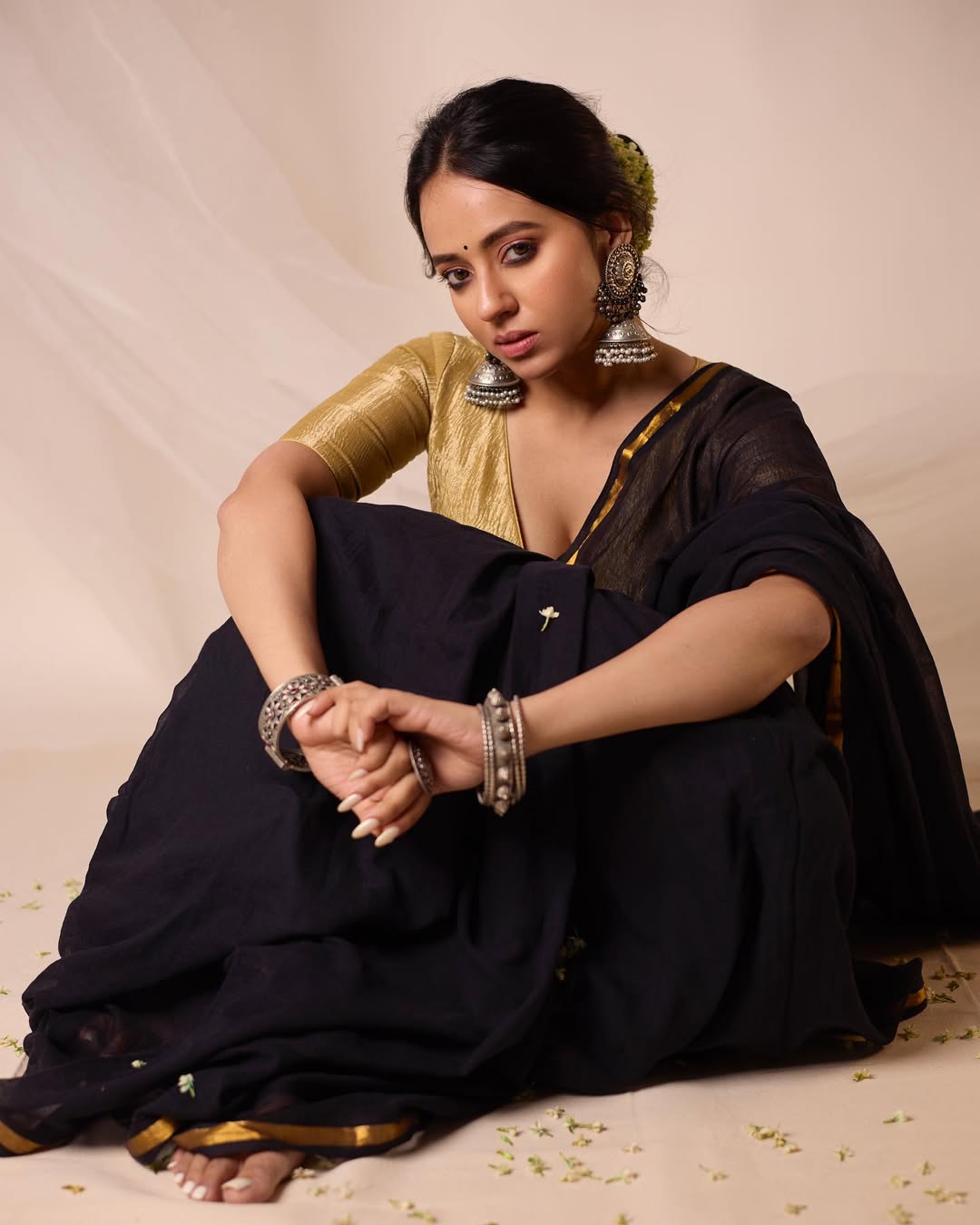 Hot Peaks Sakhee Roy showcases natural beauty with confident glow