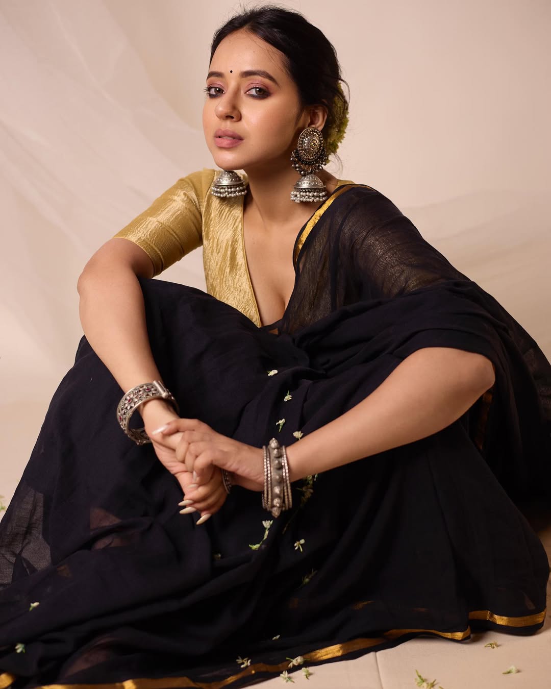 Sakhee Roy Hot Peaks modern look captures grace and poise
