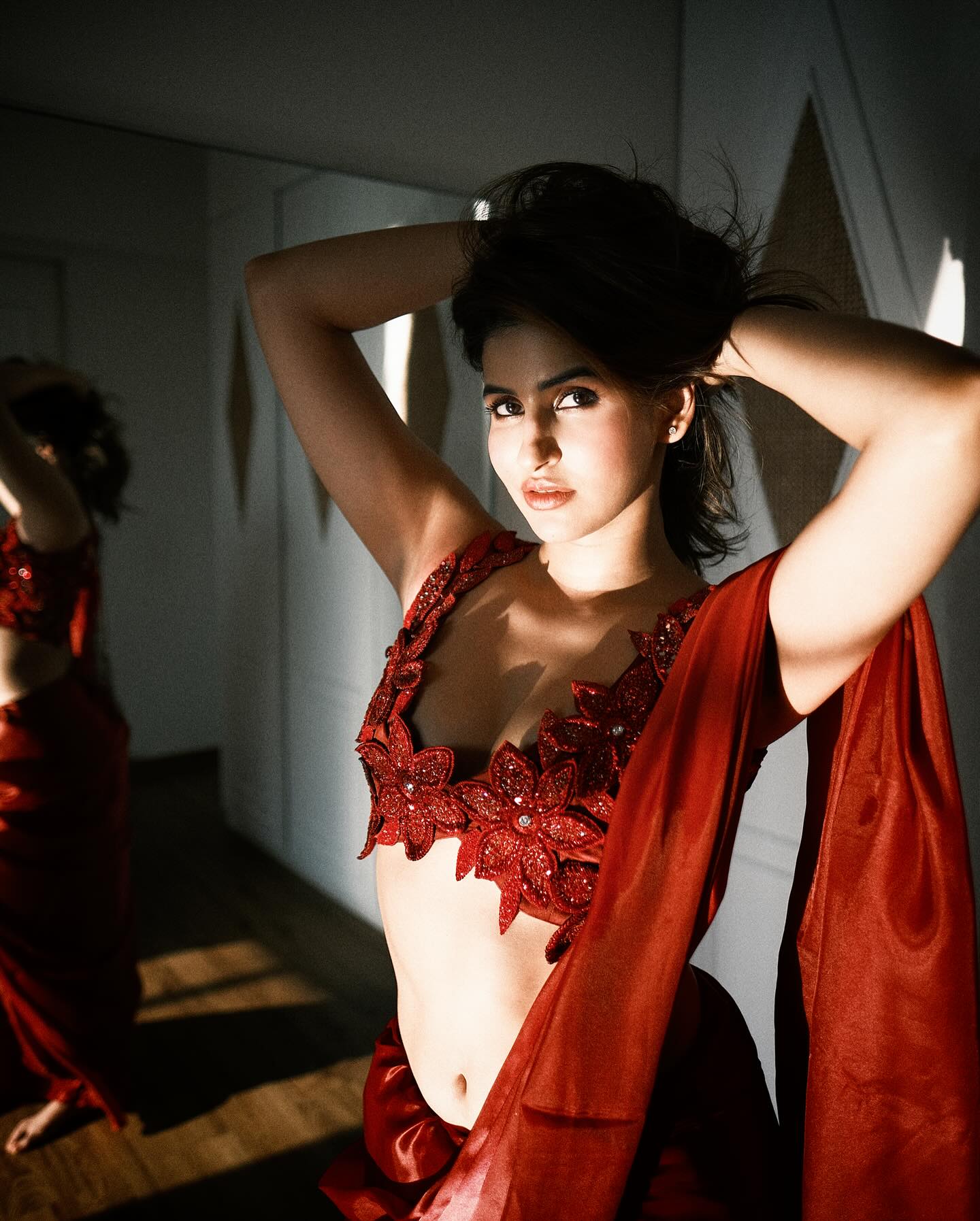 Sakshi Malik Bold Saree Poses Flaunting Cleavage