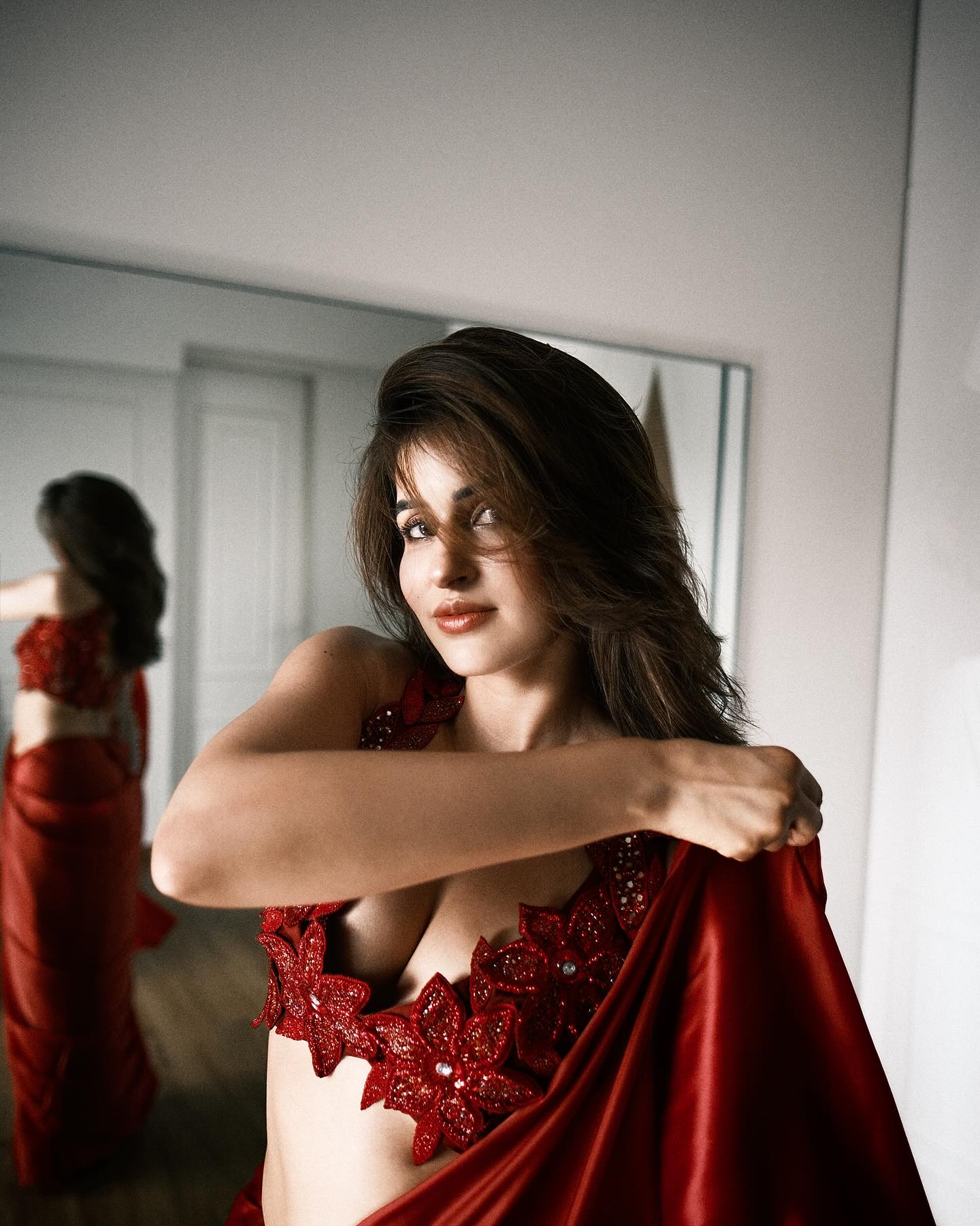 Sakshi Malik Flaunts Curves In Hot Saree Glam