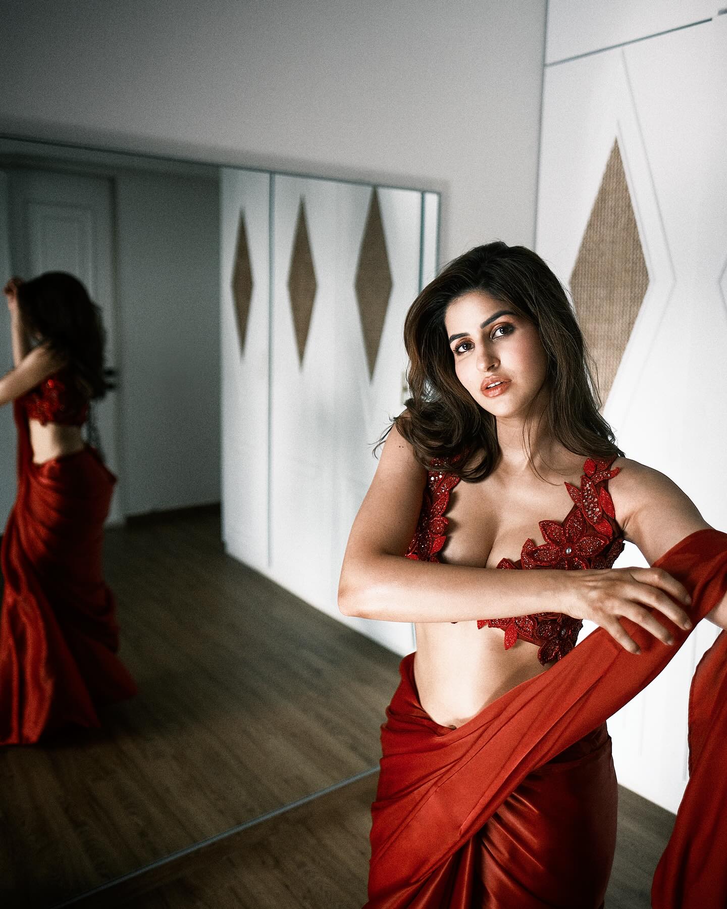 Sakshi Malik Bold Saree Pose Flaunting Cleavage