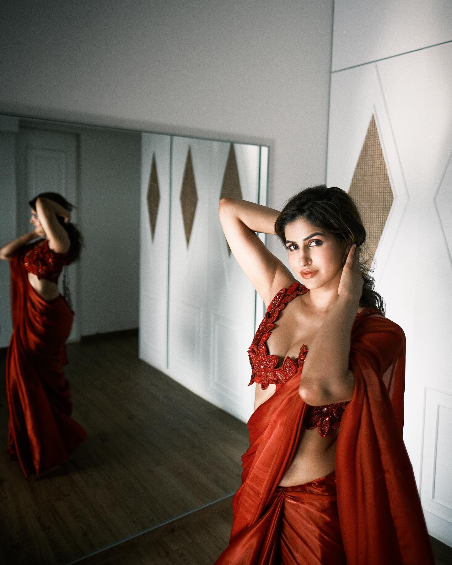 Sakshi Malik Hot Saree Pose With Chic Glamour