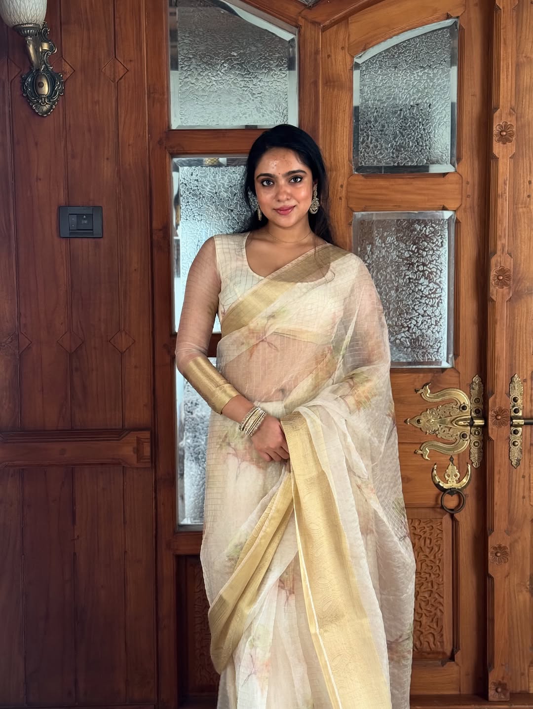 Glamorous Sana Althaf showcases timeless beauty in saree