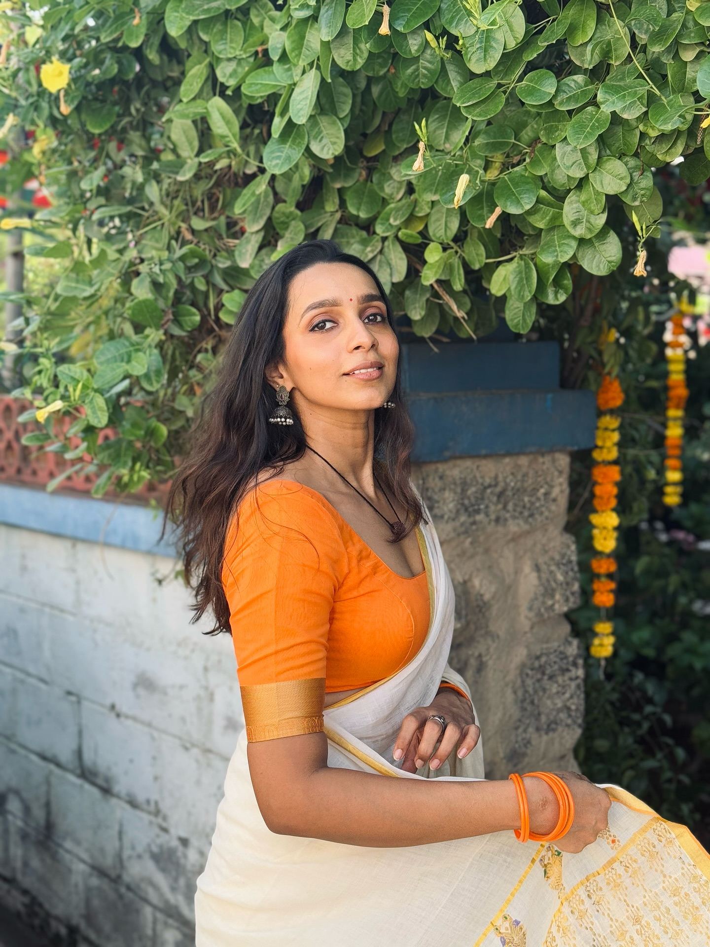 Sanchana Natarajan poses stylishly in her gorgeous off-white cotton saree.
