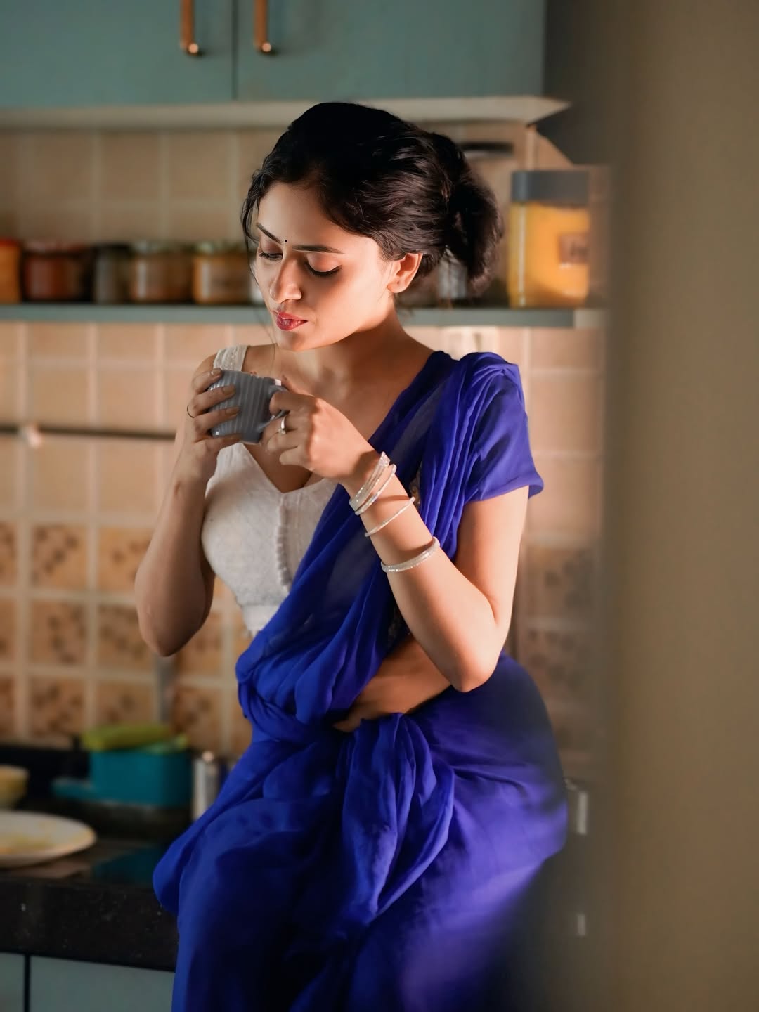 The actress looks absolutely captivating in her trendy desi avatar.