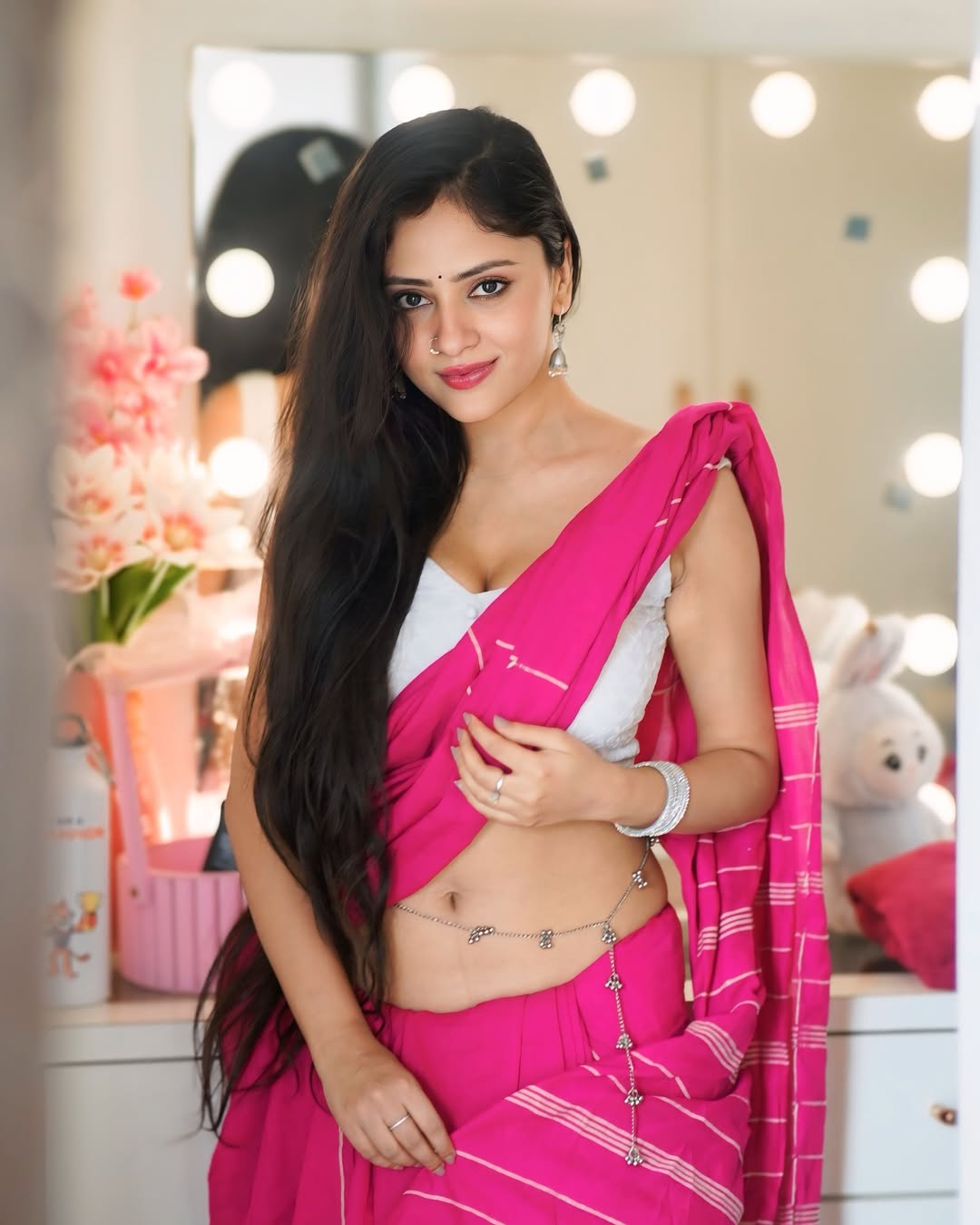 Sanya Thakur looks gorgeous flaunting her slim waist with elegance.