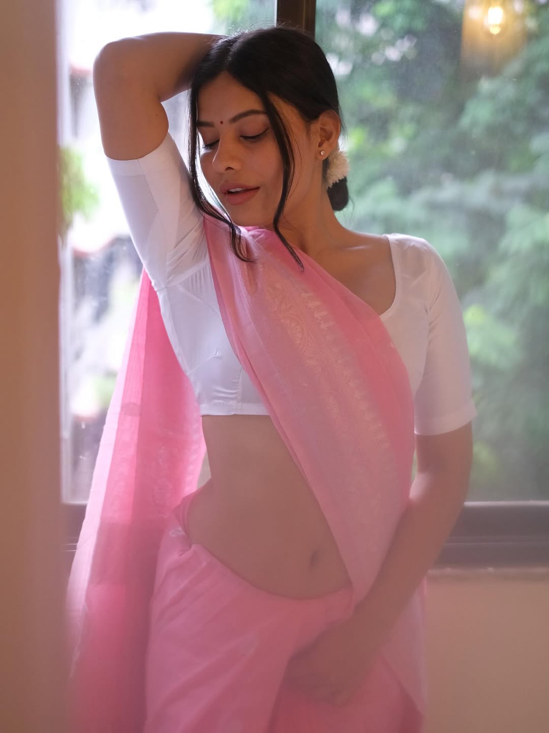Shalini Chauhan looks stunning, gracefully flaunting navel in pink saree