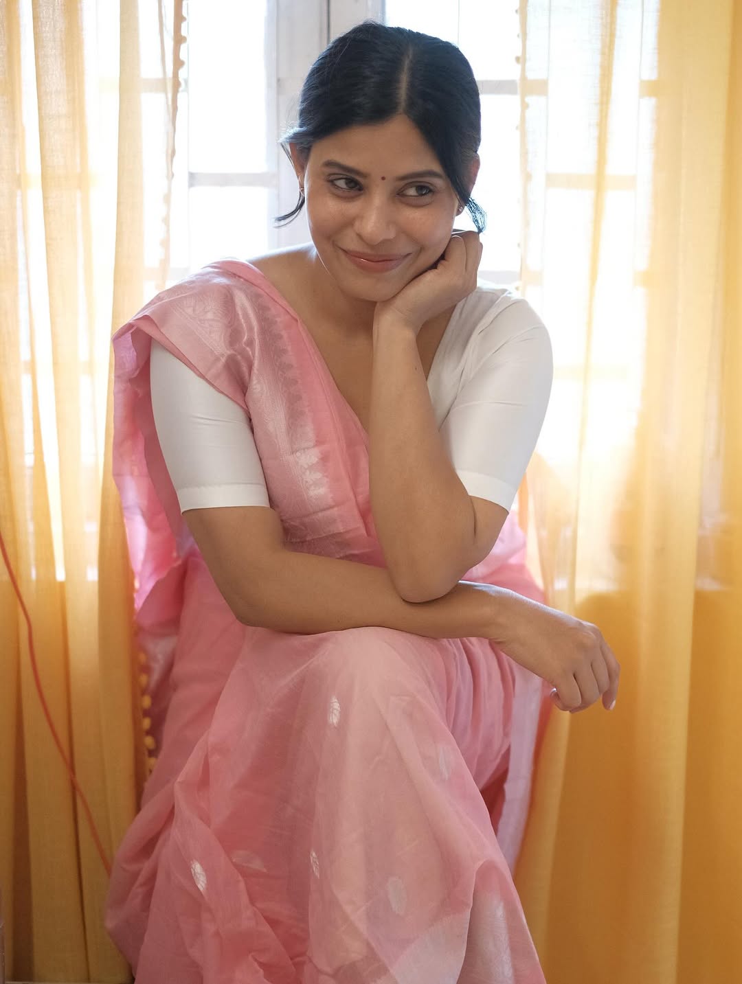 Graceful Shalini Chauhan mesmerises in pink saree, highlighting navel elegantly