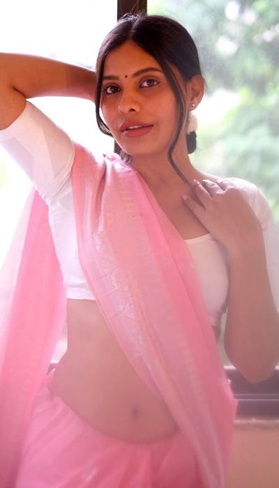 Shalini Chauhan Flaunts Navel Gracefully in Pink Saree