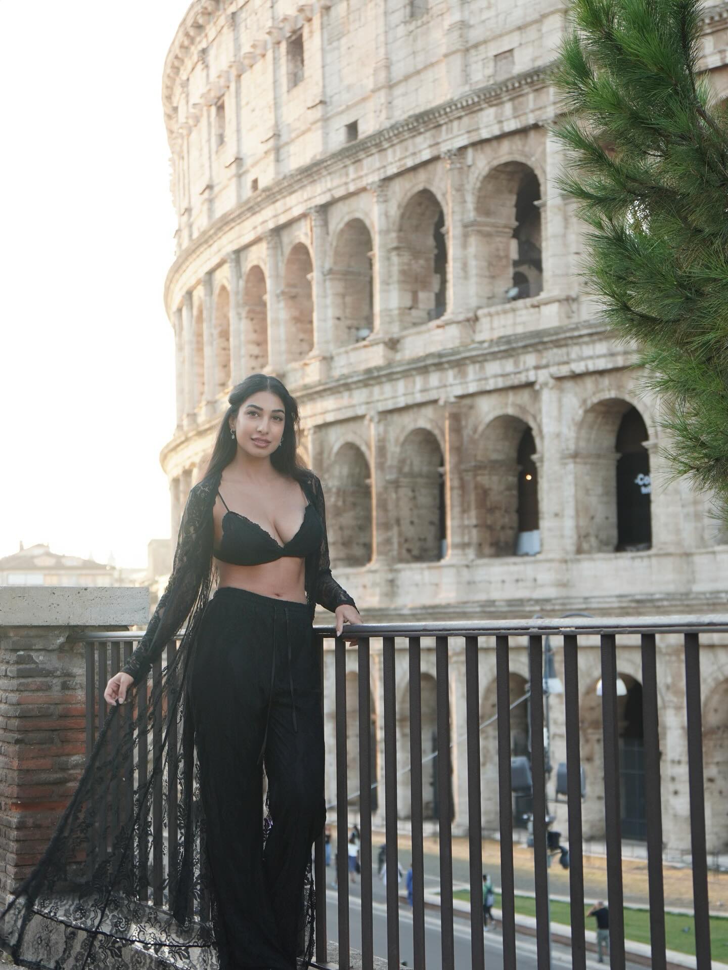 Shifa Jowhar Spicy Curves In Black Lace Style