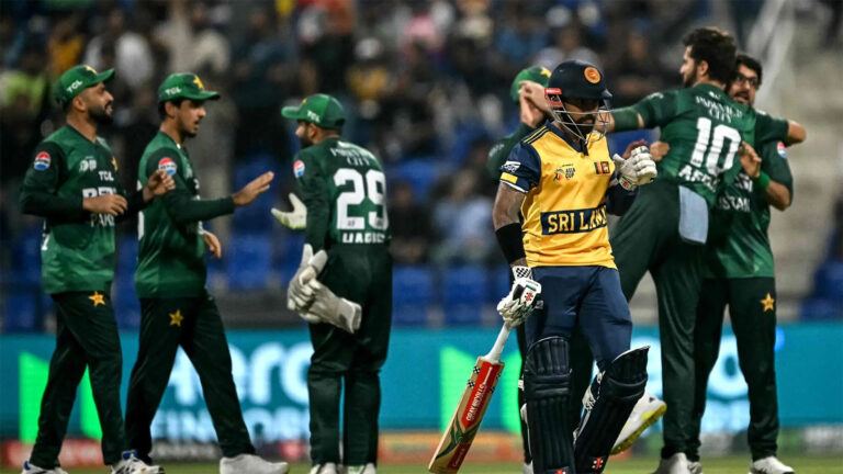 Pakistan keep final hopes alive after Sri Lanka exit