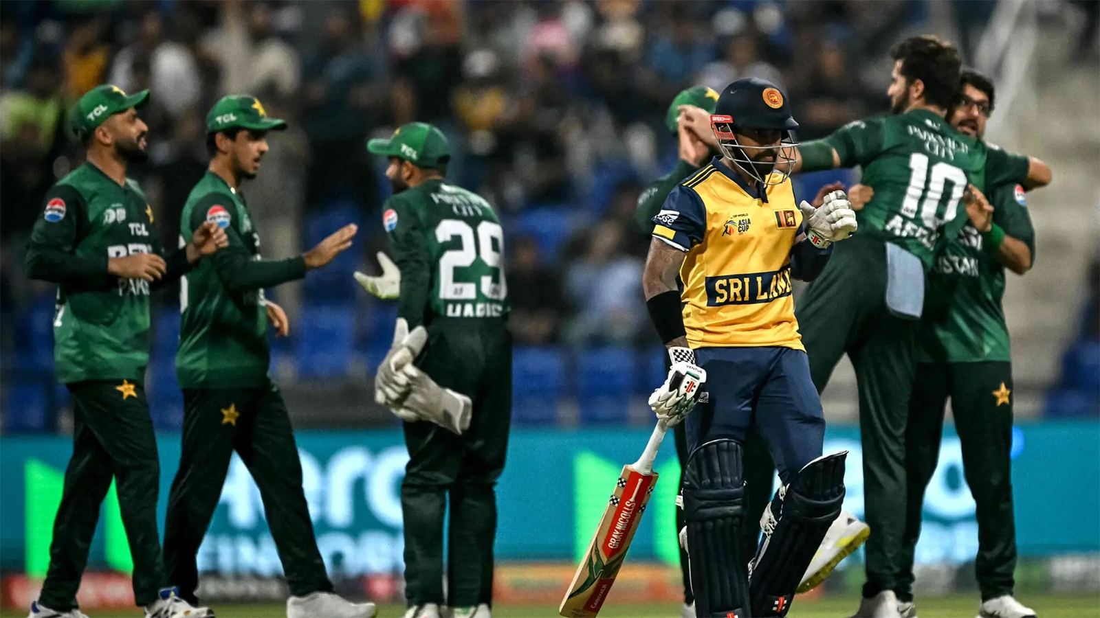 Pakistan keep final hopes alive after Sri Lanka exit