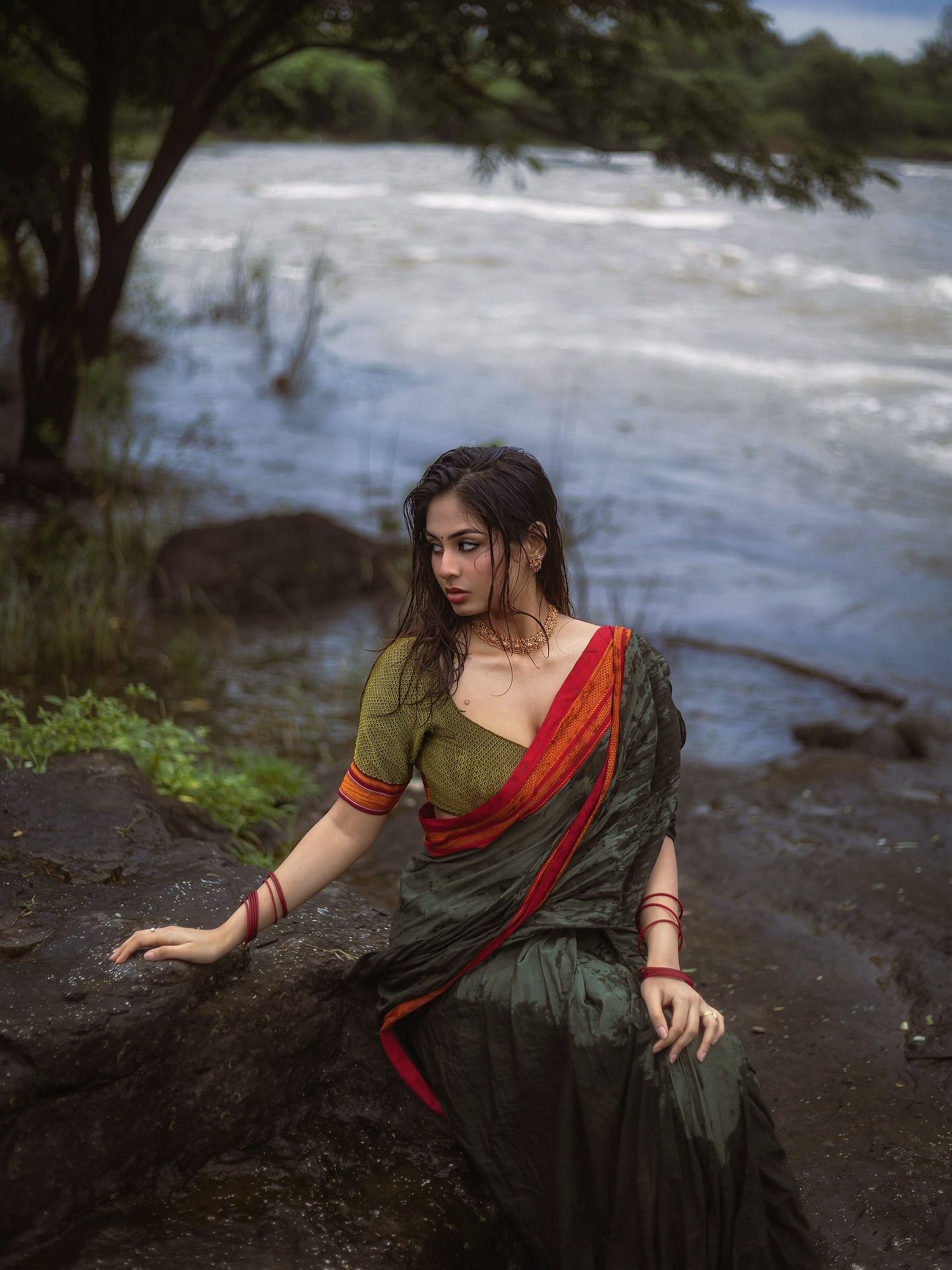 Srushti Bannatti’s Fiery Saree Glamour Amid Monsoon Vibes