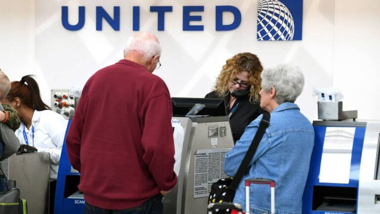 United Airlines staff criticised by flyer