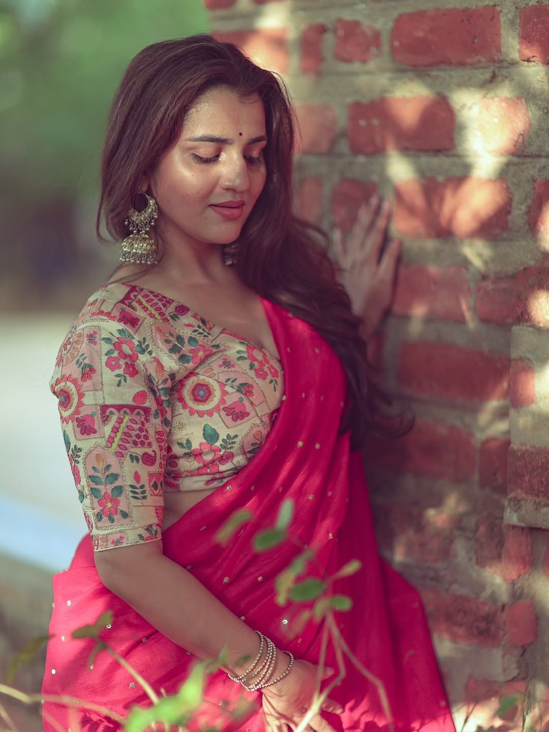 A candid smiling moment of Utkarshica in her lovely ethnic outfit.