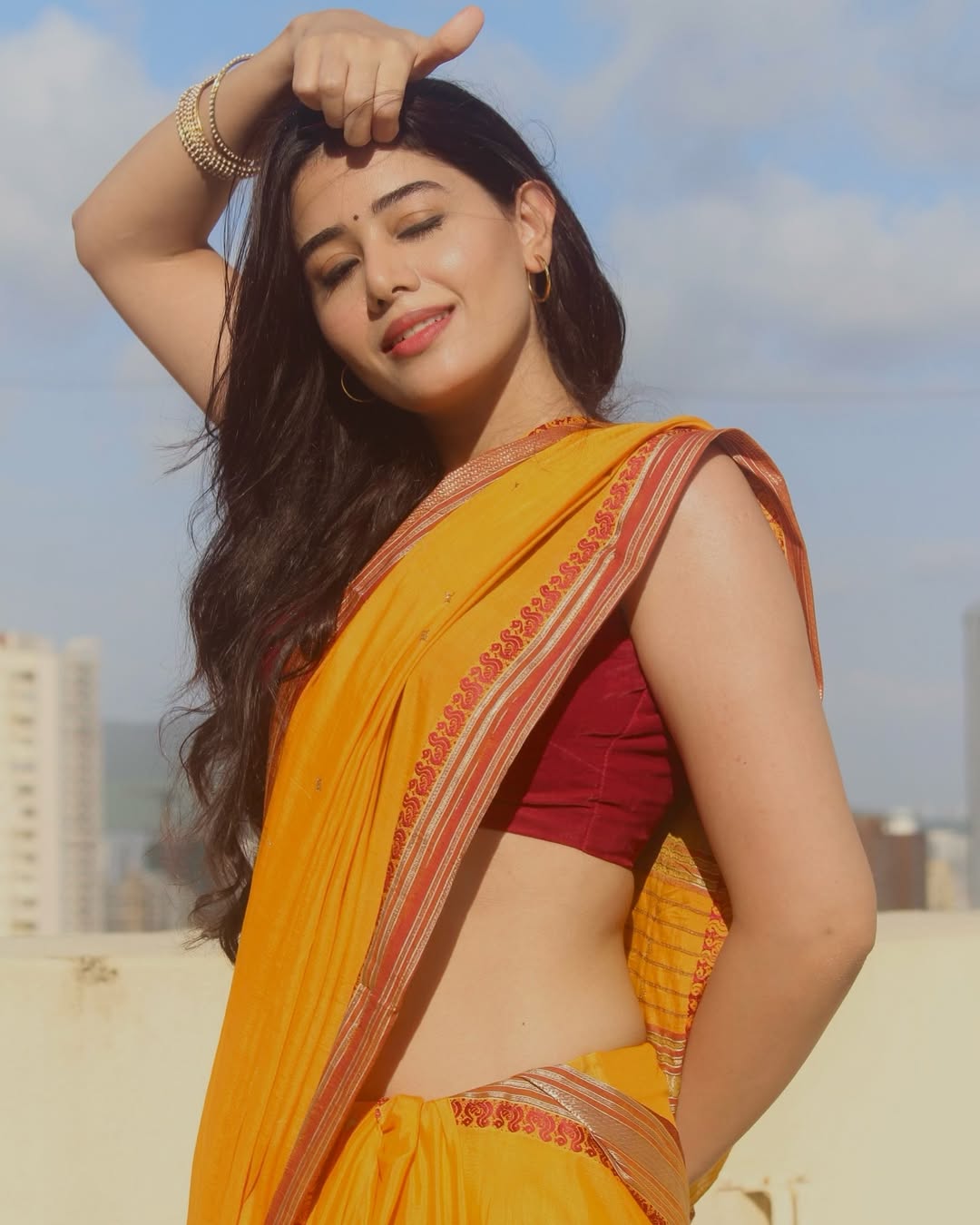 Aarti Chikara Poses In Sunlit Saree Photos