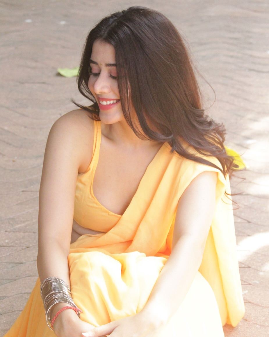 Aarti Chikara Glowing Desi Style