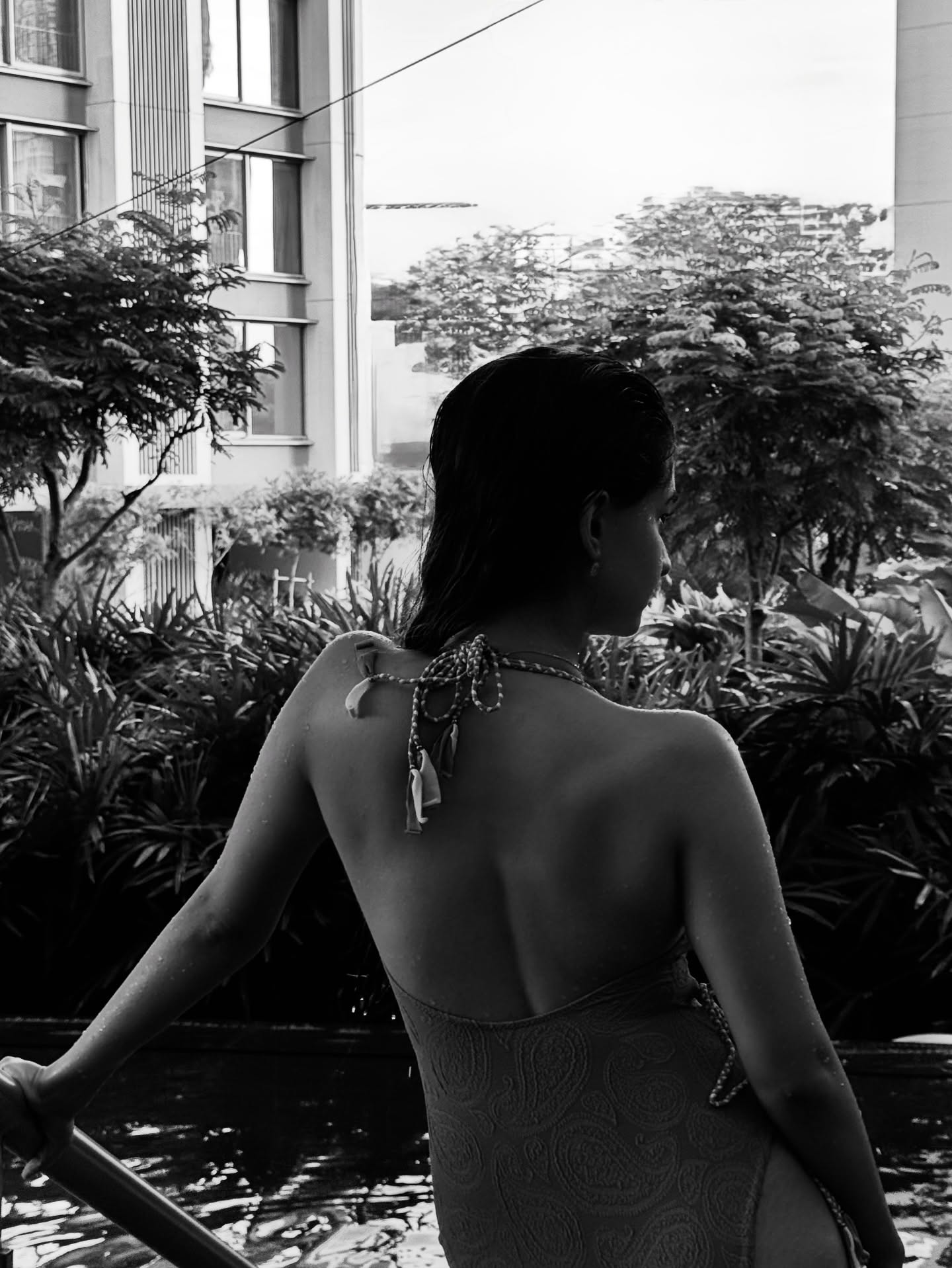 Anushka Sen Wet Hair Glamour Pool Look