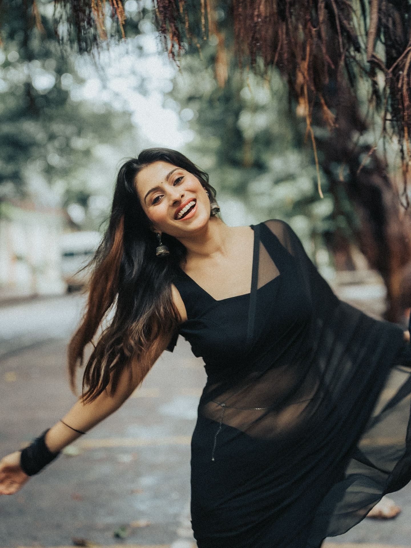 Aparna Dixit Chic Saree Look Showing Navel Curve