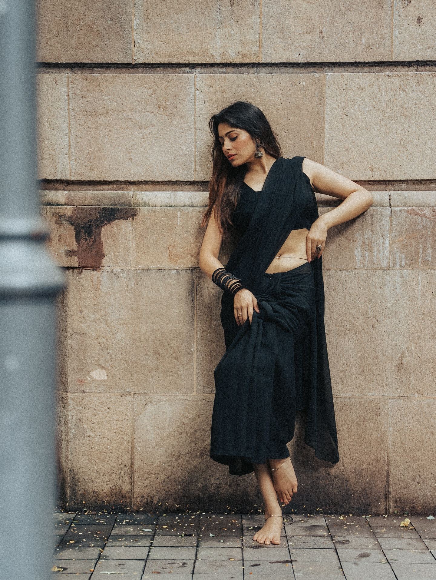 Aparna Dixit Flaunts Navel In Black Saree Pose