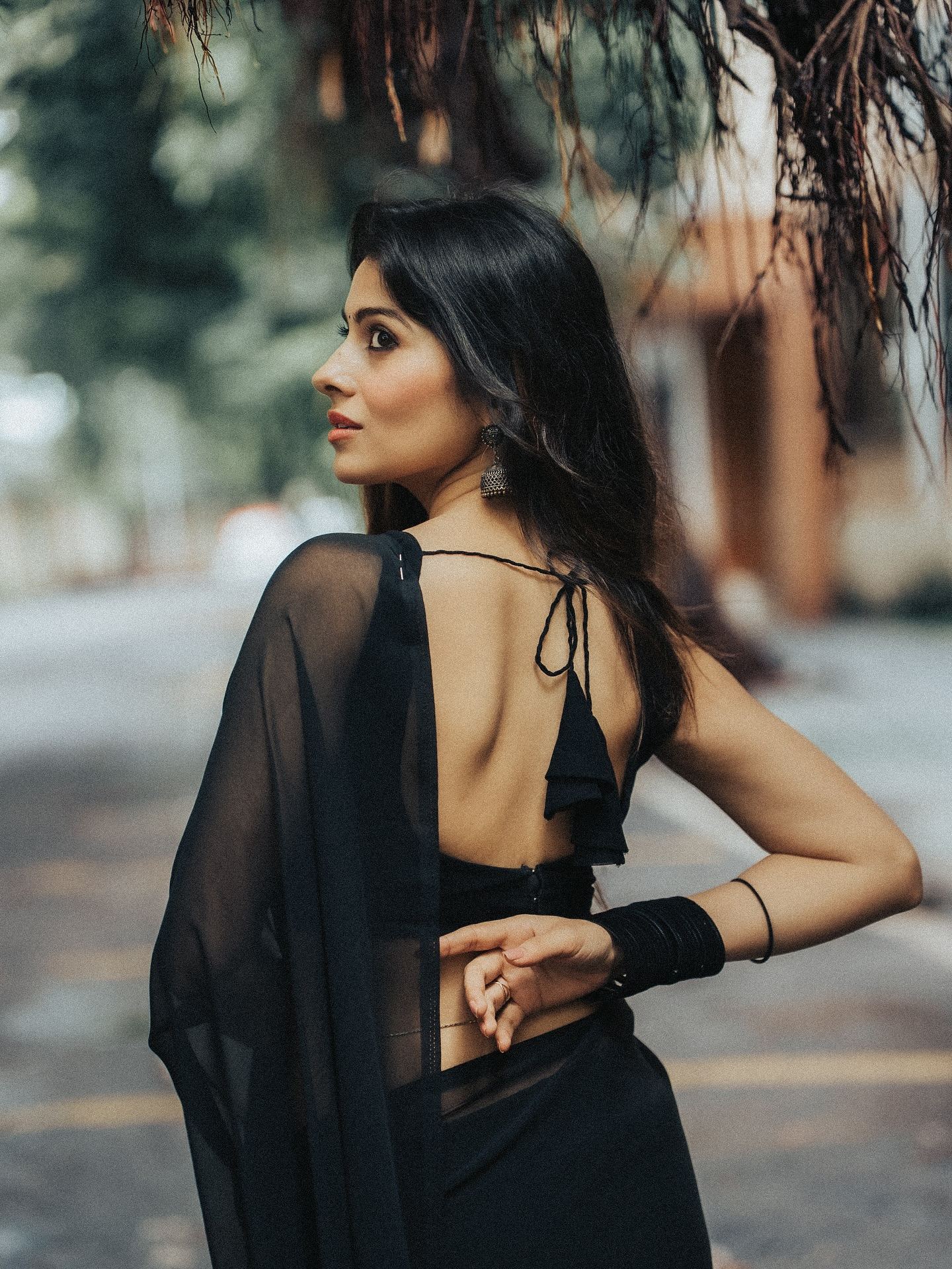 Aparna Dixit Smiling Saree Pose Flaunting Navel