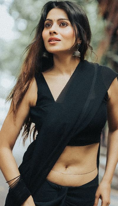 Aparna Dixit Striking Saree Pose With Navel Show