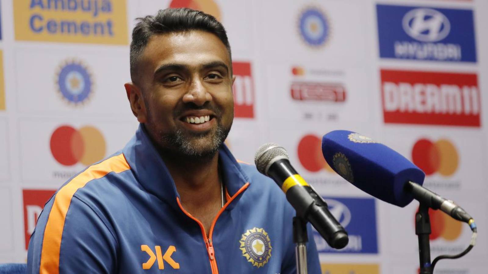 Ashwin gives advice to Rohit and Kohli