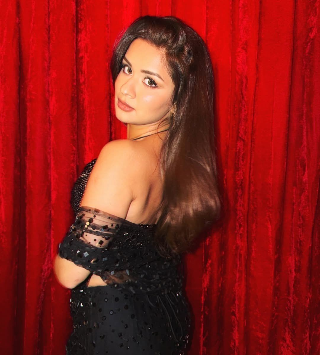 Avneet Kaur In Bold Black Saree Moment