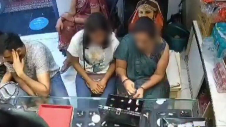 Delhi women caught swapping gold ring on CCTV