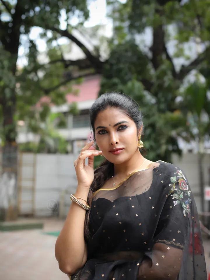 Divi Vadthya In Black Saree Look