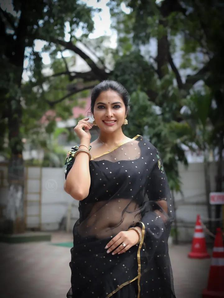 Divi Vadthya Flaunts Elegant Black Saree