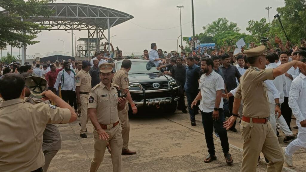 Jagan visit sparks traffic in Anakapalli