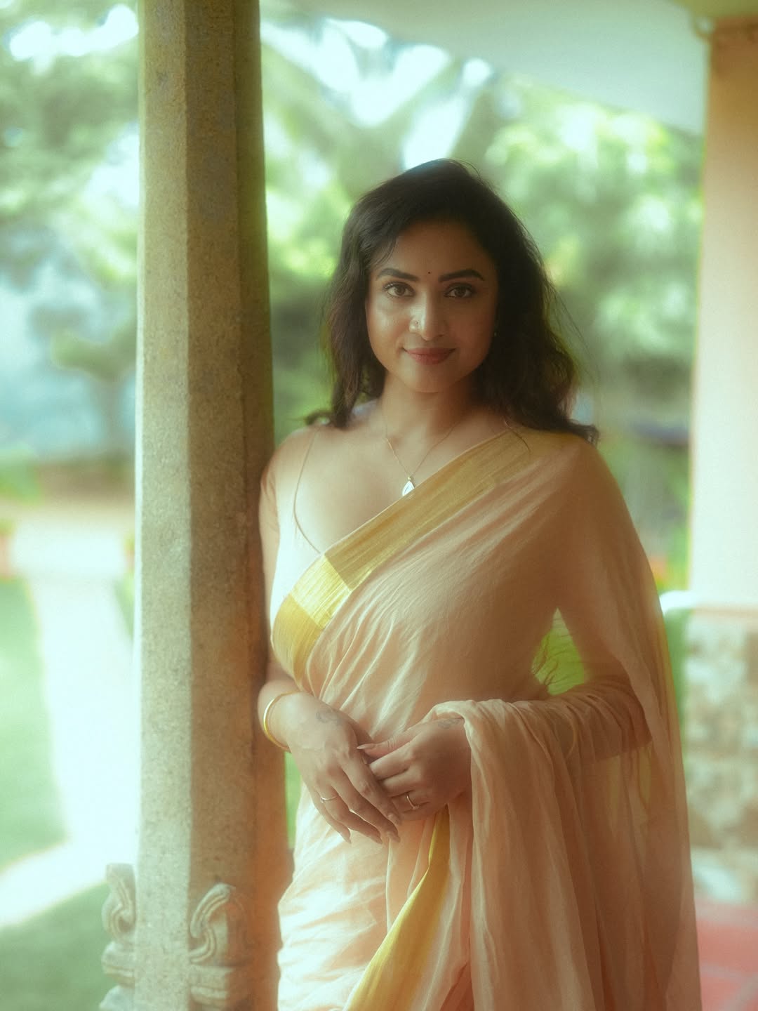 Janani Ashok Kumar Poses In Gold Border Saree