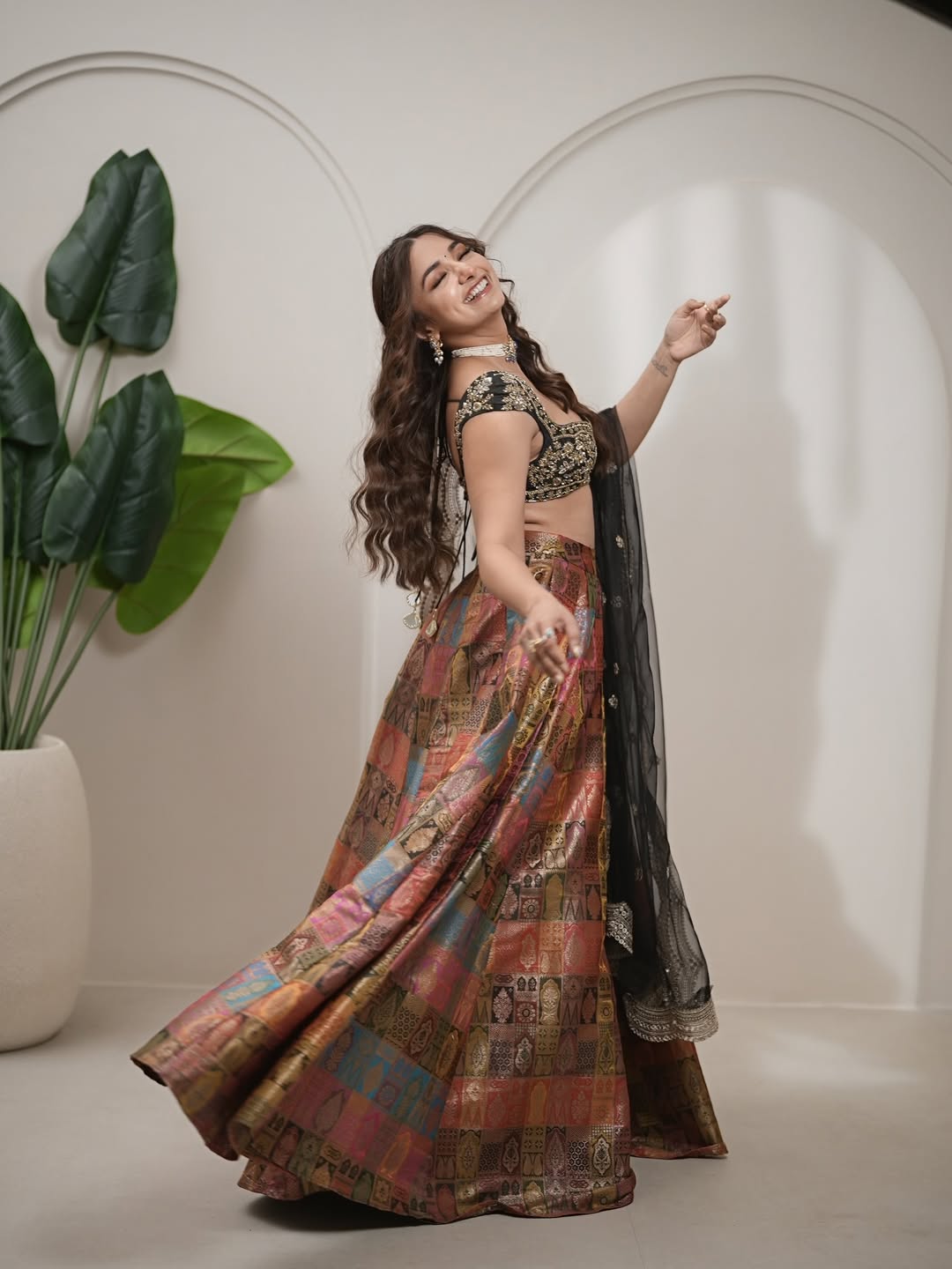 Jiyaa Shankar Looks Ethereal In Black Dupatta