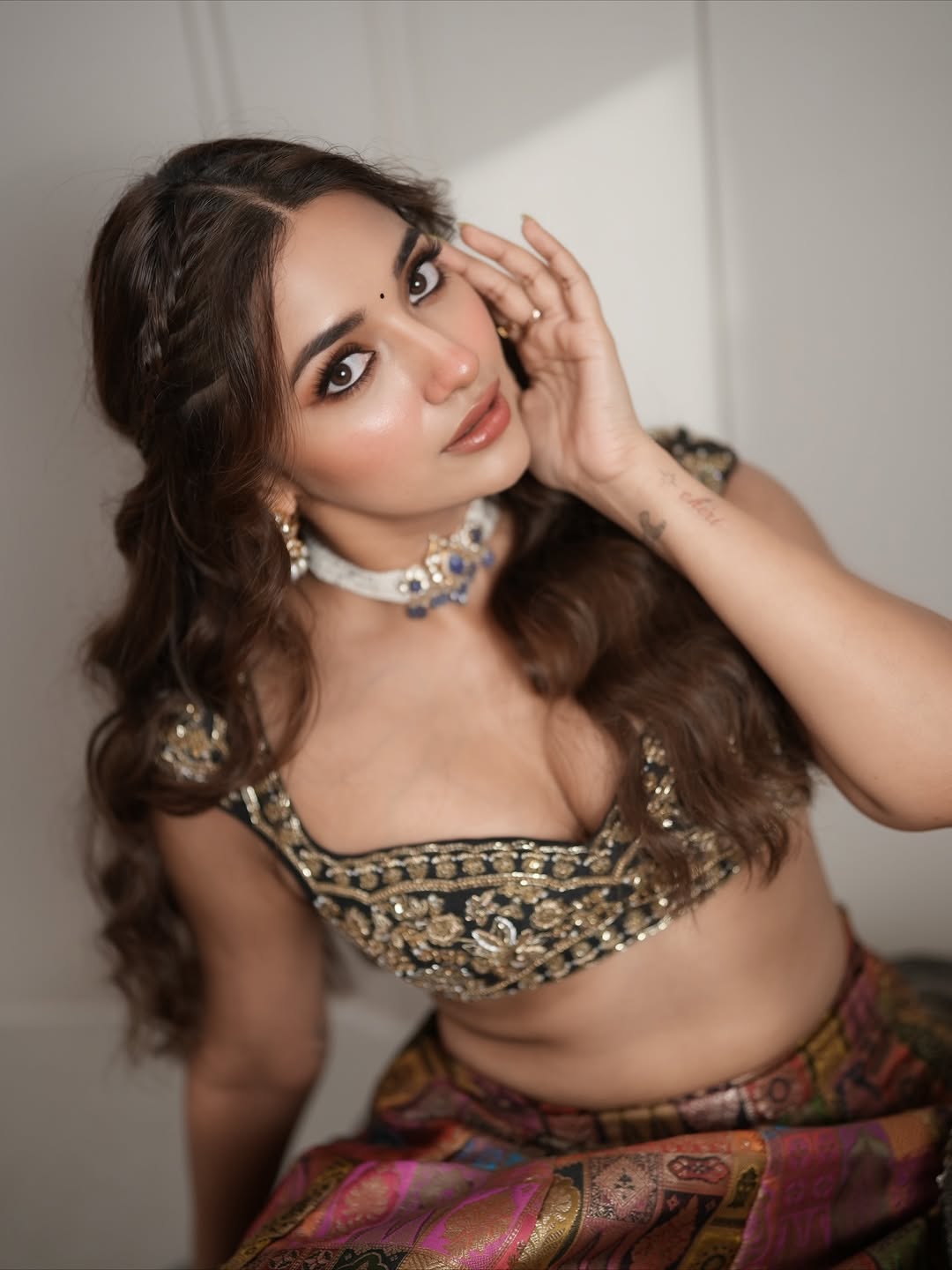 Jiyaa Shankar Shines In Black Embroidered Blouse