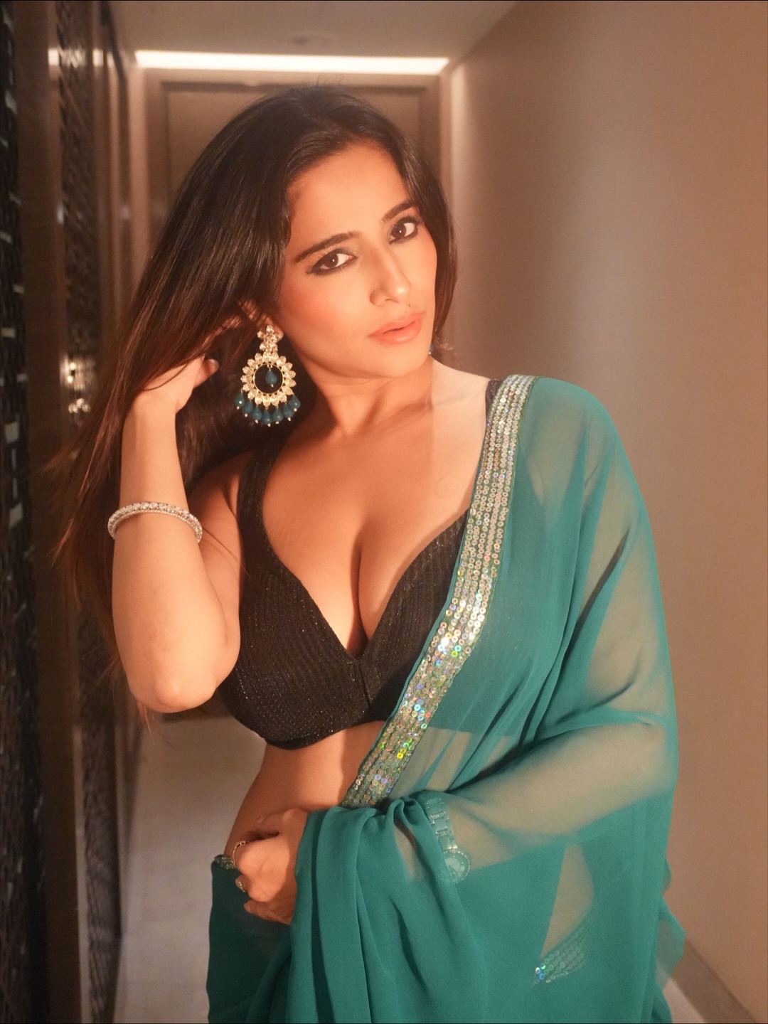 Kate Sharma Looks Stunning In Saree Shoot