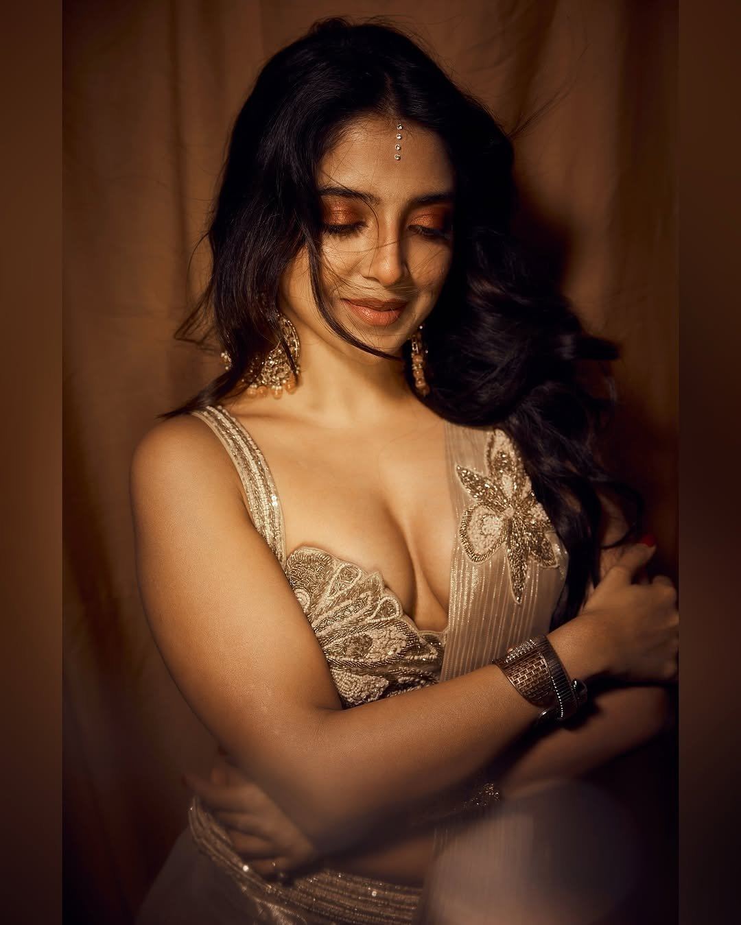 Khushi Dubey Golden Saree Glam Pose