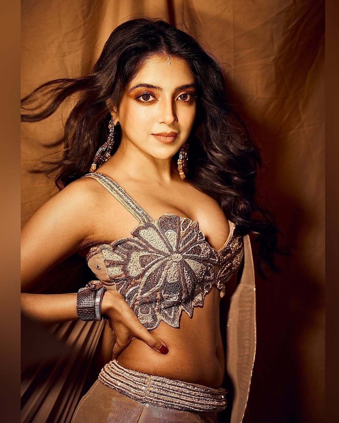 Khushi Dubey Bold Indian Ethnic Look