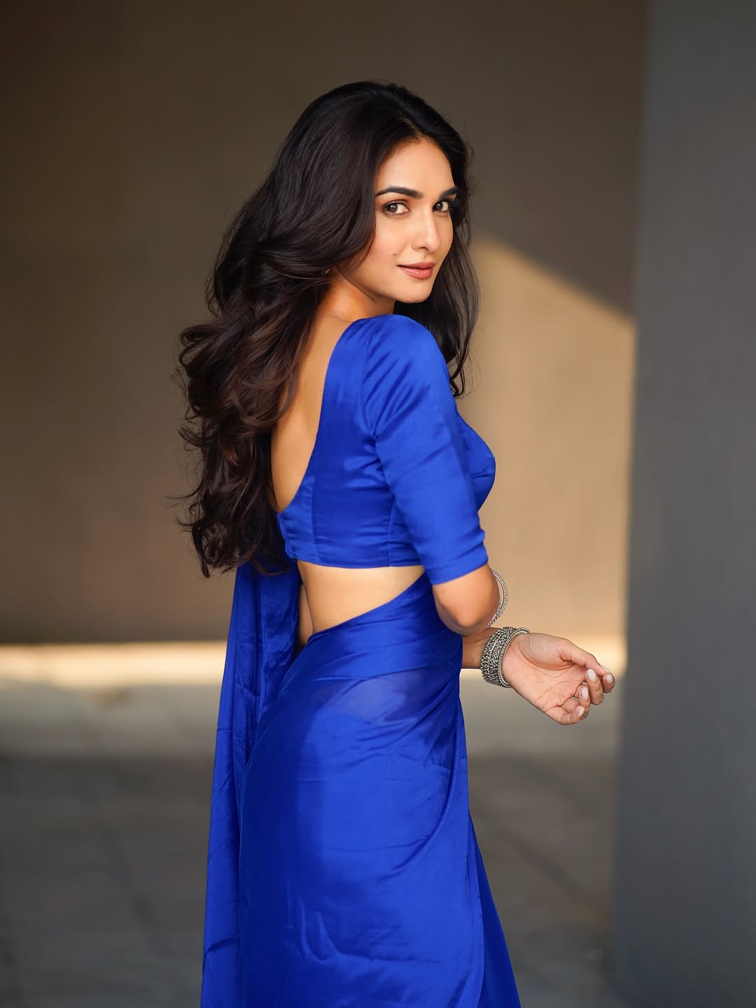 Kriitika Siingh Drops Bombshell Vibes In Saree Fit