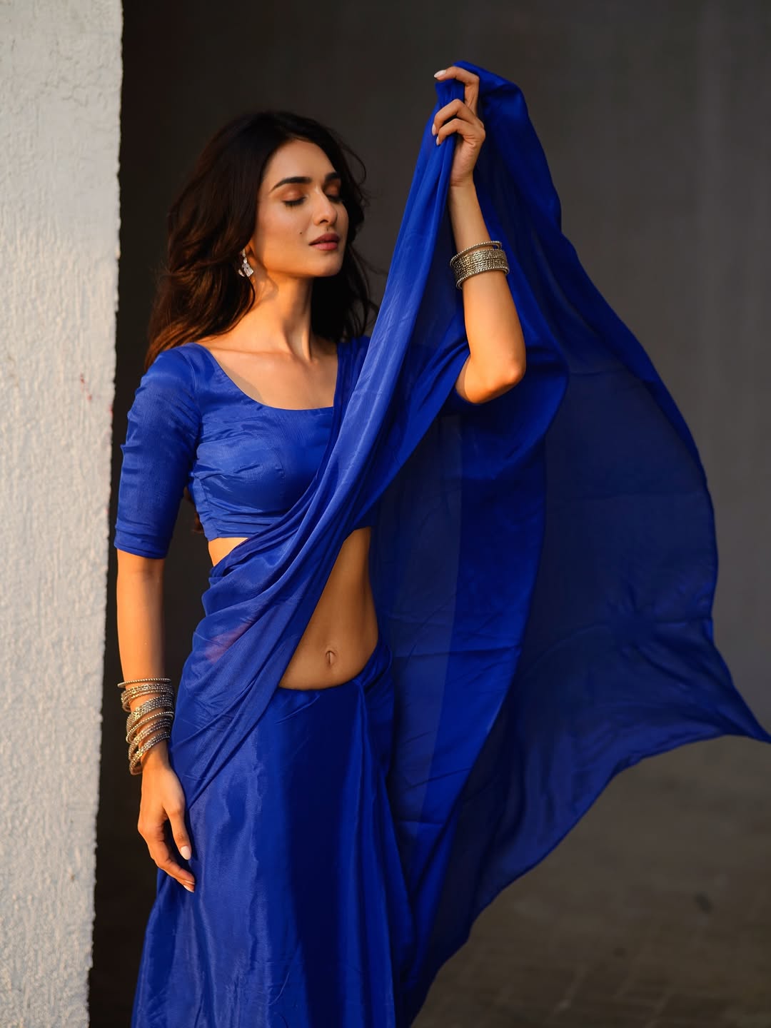 Kriitika Siingh Flaunts Bold Navel In Blue Saree