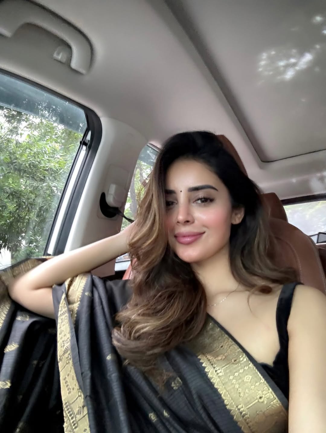 Kushitha Kallapu Stylish Glamorous Saree Shots