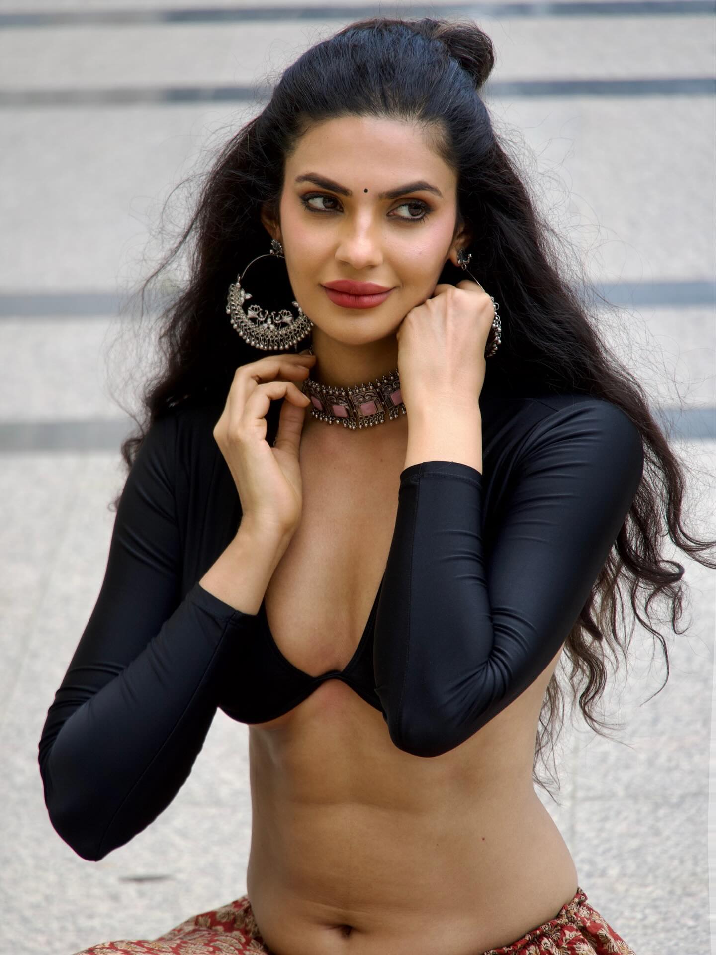 Manmeet Kaur Glamorous Traditional Look