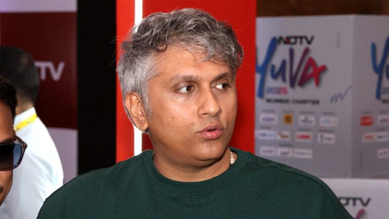 Mohit Suri and Aditya Chopra in discussion