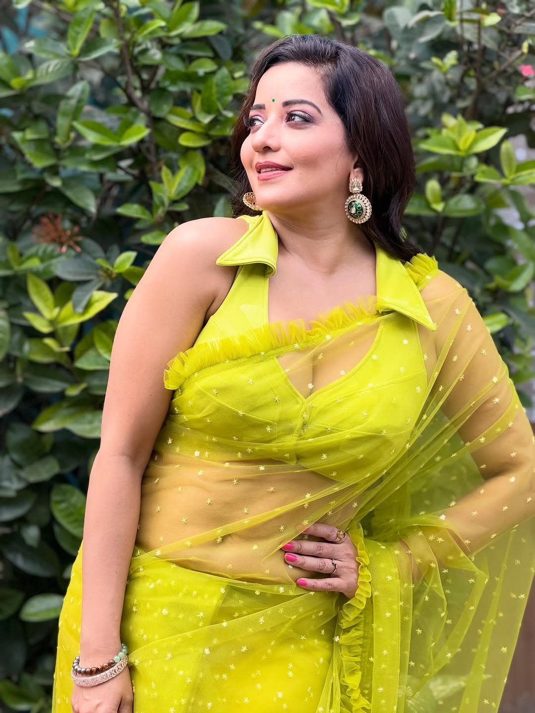 Monalisa Flaunts Curves In Neon Saree